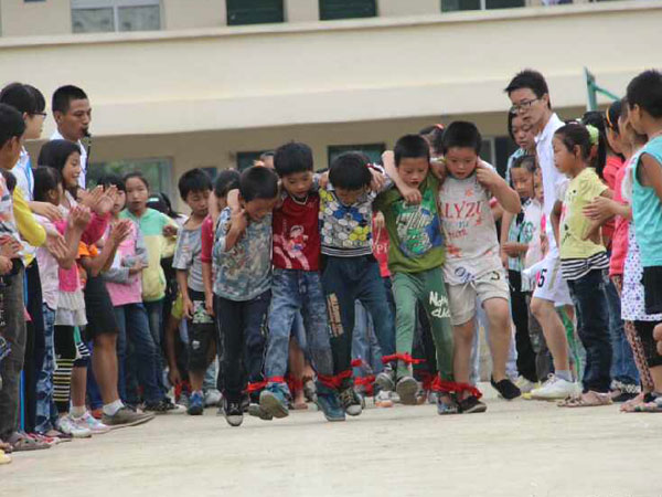 7��28�գ��V�|�̌W(xu��)Ժ��С�ٟ���ɽ�^(q��)���W(xu��)����֧���(du��)������С�W(xu��)�e�k���\(y��n)��(d��ng)��(hu��)���mȻ��(ch��ng)�ز�δ�޽��ã��������(du��)�T��Ŭ���ͺ��ӂ���ƴ���£��\(y��n)��(d��ng)��(hu��)�A�M�Y(ji��)�����D�麢�ӂ�?c��)ڱ�ِ�ЈF(tu��n)�Y(ji��)�f(xi��)��������(zh��ng)���Ρ�