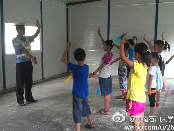 7��24��������ʯ�ʹ�WУ��ӛ�߈F���Ű�֧��־Ը꠽o���ӂ�������һ�ò�һ�ӵ��I�w��n�����а������t�����ώ������죬�ƌW������ώ���N�I��꠆T��ϣ�������ӂ��ڸ����I�ώ�ָ���£��܌�δ����������Mϣ�����D�顰���������ڽ̌����ӂ���ָͨ�]�Ļ��A�ք���