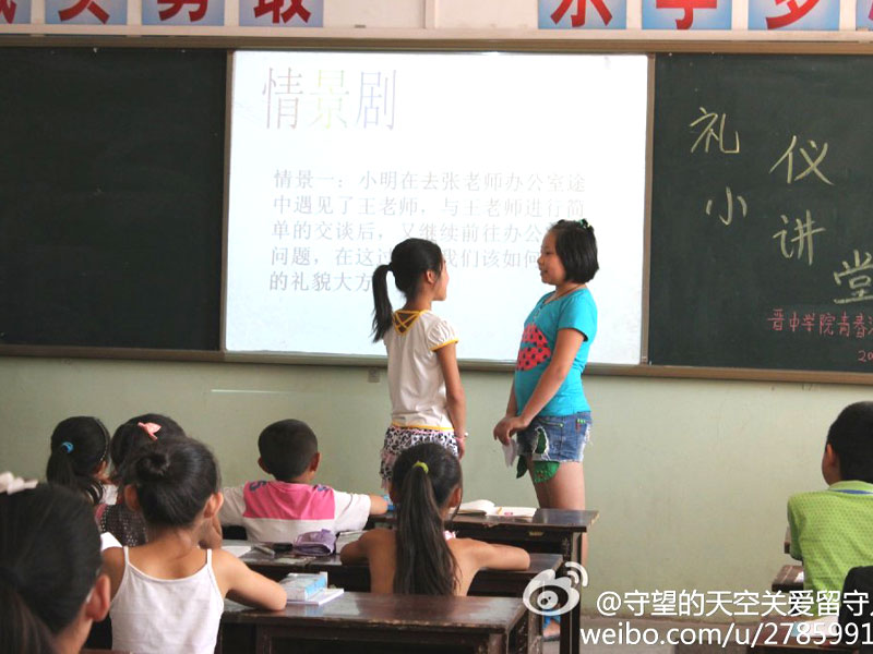 晉中學(xué)院“青春鴻晉”志愿團(tuán)隊(duì)計(jì)劃通過課業(yè)輔導(dǎo)、心理輔導(dǎo)、藝術(shù)熏陶、主題教育四個模塊的教育,促進(jìn)農(nóng)村兒童的健康成長,培養(yǎng)兒童多方面的興趣愛好。圖為課堂上孩子們在通過情景劇的方式學(xué)習(xí)禮儀。