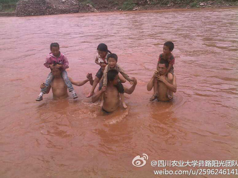 7��17�����Ĵ��r(n��ng)�I(y��)��W(xu��)����·�(y��ng)�⡱�F(tu��n)�(du��)��(l��i)��������ɽ��ϲ�¿h�ɺӿ��(zh��n)�_(k��i)չ֧�̻��(d��ng)���ɺӿ��(zh��n)��̎ƫƧ��ȫ��ĺ���ÿ�춼Ҫ���Ѓɂ�(g��)��С�r(sh��)�όW(xu��)��;����Ҫ���^(gu��)һ�l30�׌��ĺ������D������W�����Ӷ��^(gu��)�R����ĺ�����