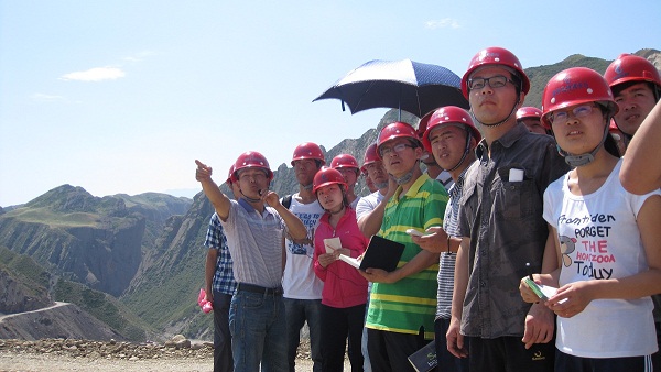 7��9�գ�ʯ���Ӵ�W(xu��)��������顱�F(tu��n)�(du��)�ڶ���ǰ����˹����ˮ���м~���̣���(sh��)���{(di��o)�п�˹����ˮ���м~���̵ĵ��|(zh��)��r���D���(du��)�T��?c��)��J(r��n)�� (t��ng)ȡ�����ώ����v�⡣