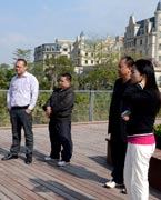 網(wǎng)友參觀晉陽湖　　晉陽湖項目原投資計劃為2.2億元，區(qū)域內(nèi)五座橋為景觀橋。為完善其功能，強化景觀提升效果，對部分項目進行了優(yōu)化、提升，包括將區(qū)域內(nèi)五座景觀橋改為市政橋并新增兩座市政橋。