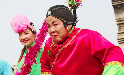 ���՝}�ϴ����һ���׻�Ӿ��ʼ������L茹�����������������Ť������2��16�գ������һ�@�죬�}�Ͽh�e�����S����ʵĽ��^�Ļ���ӣ����y���׶��˶�ʡ���ζ����������Ⱥ���[�´����g�gϲϲ�^���꣬׌���՝}�Ǹ��ӽk����ʡ���Ԕ���� 