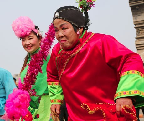 大年初一,安徽潁上縣舉行了豐富多彩的街頭文化活動,傳統(tǒng)民俗多姿多彩,各族群眾鬧新春。 安徽阜陽網(wǎng)友“潁河之子” 攝