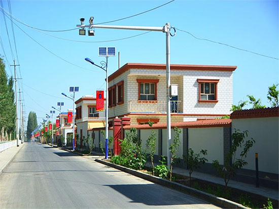 塔克拉瑪干沙漠懷里的有一座美麗的小縣城若羌縣,從前低矮、破舊的老屋早已被新穎別致的高樓大廈取代了。 新疆巴州網(wǎng)友“樓蘭姑娘02” 攝