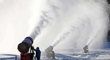 河北玉田:冰雪季加緊造雪迎游客